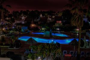widok na basen w nocy w obiekcie White House - Clasto w San Miguel de Abona