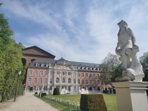 uma estátua em frente a um grande edifício em Ferienhaus am Mattheiser Wald em Trier