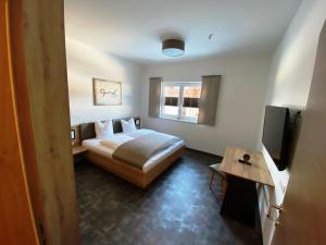 A bed or beds in a room at Wellness-Pension Jagahütt'n