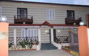una casa con 2 balcones encima en Lotus The Cottages en Madikeri