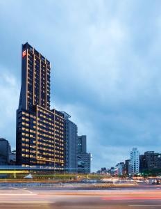 台北的住宿－台北北門世民酒店，夜晚在城市的高楼