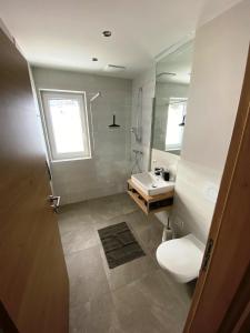 A bathroom at Wellness-Pension Jagahütt'n
