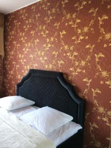 ヴォルゴグラードにあるGostevoi Dom Imperiaの赤い壁のベッドルーム1室