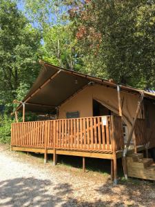 Gedung tempat tenda glamping berlokasi