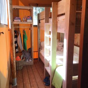 Tempat tidur susun dalam kamar di Safaritent Glamping Mar Y Sierrra