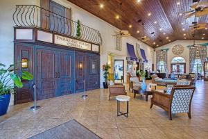 Um restaurante ou outro lugar para comer em Dog Friendly Townhome W Splashpool-3202Pp