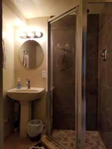 La salle de bains est pourvue d'une douche et d'un lavabo. dans l'établissement Quiet Desert Oasis off Swan Rd, à Tucson