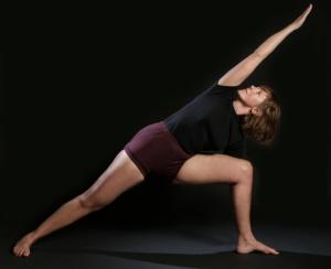 Une femme qui fait une pose de yoga avec ses bras en l'air dans l'établissement Un soir d'été - Chambres d'hôtes, à Ernolsheim-Bruche