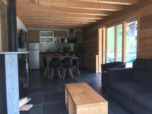 Kuchyň nebo kuchyňský kout v ubytování Chalet La R'Batte