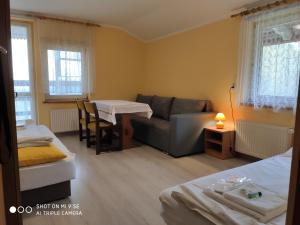 een kleine woonkamer met een bank en een tafel bij Chata Na Przełęczy in Poręba