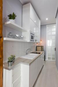 A kitchen or kitchenette at Flaring New Apartment next to Gran Via by Batuecas
