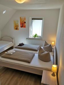 1 dormitorio con 2 camas y ventana en Ferienhaus Sächsische Schweiz, en Kurort Gohrisch
