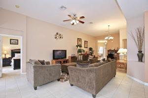 ein Wohnzimmer mit Sofas und einem Flachbild-TV in der Unterkunft 2627 Windsor Hills in Orlando