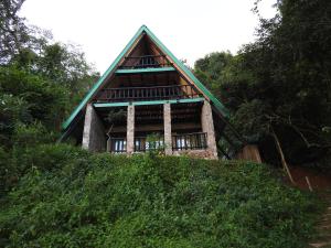 une maison au sommet d'une colline herbeuse dans l'établissement Madrugada, à Umtali