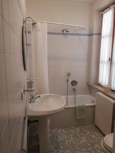 y baño con lavabo y bañera. en Casa Antica Mosaici, en Trivignano Udinese