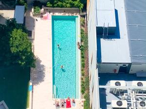 an overhead view of a large swimming pool with people in it at Apartments on Connor in Brisbane