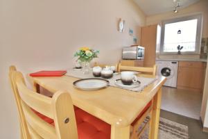 eine Küche mit einem Holztisch mit einem Teller darauf in der Unterkunft Nordseebrandung in Horumersiel