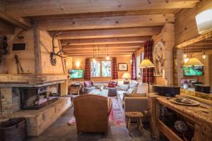 een woonkamer met een bank en een open haard bij Chalet Macha in Chamonix-Mont-Blanc