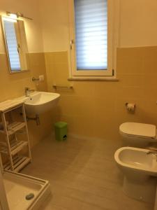 ファヴィニャーナにあるFavignana Holidaysのバスルーム(洗面台、トイレ付)、窓が備わります。