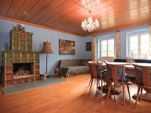 - un salon avec une table et une cheminée dans l'établissement Spacious Villa near Forest in Buchet, à Lam