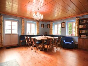 - une salle à manger avec une table et des chaises dans l'établissement Spacious Villa near Forest in Buchet, à Lam