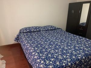 เตียงในห้องที่ Apartamento en el Norte de Bogota