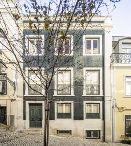 apartamentowiec z drzewem przed nim w obiekcie Casas na Portuguesa - Bica Chiado w Lizbonie