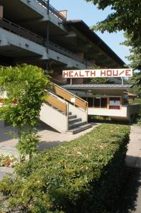 un edificio con un cartello per un ospedale sanitario di Residence Hotel Health House a Desenzano del Garda