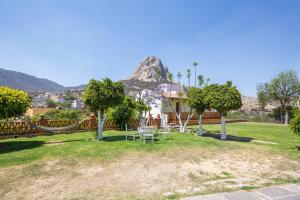 a backyard with a table and chairs and a mountain at Hotel Quinta Mirador Zacualli in Bernal