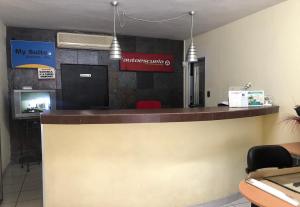 库利亚坎My Suite Ejecutiva的墙上有标牌的餐厅内的酒吧