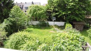 einen Luftblick auf einen Garten mit einem Basketballkorb in der Unterkunft Ferienwohnung 1 in Saarbrücken