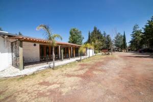 une route vide devant un bâtiment dans l'établissement HOTEL XIADANI Restaurante, Temazcal & Spa, à Tlaxcala de Xicohténcatl