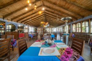 uma sala de jantar com uma mesa azul e cadeiras em HOTEL XIADANI Restaurante, Temazcal & Spa em Tlaxcala de Xicohténcatl