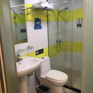 y baño con aseo, lavabo y ducha. en 7Days Inn Changsha Houjiatang Yali High School, en Changsha