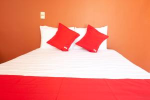 A bed or beds in a room at OYO Hotel Meson de la Concepcion