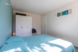Un pat sau paturi într-o cameră la Le 21 -GregIMMO-Appart'Hôtel