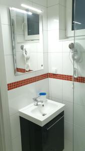 Un baño blanco con lavabo y espejo. en Domki California, en Jastrzębia Góra 55 fotos más