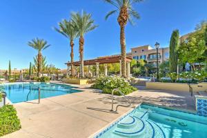 สระว่ายน้ำที่อยู่ใกล้ ๆ หรือใน Luxury Lake Las Vegas Condo with Resort Amenities!