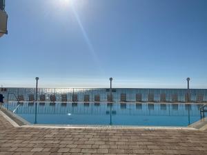 マラソンにあるCoco Plum Beach & Tennis Club & Marinaの海を背景にした空のスイミングプール