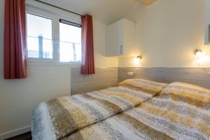 a bedroom with a bed and two windows at Eco Holiday Home - Airco & Panoramisch uitzicht - Achterhoek in Almen +19 photos