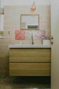 een badkamer met een wastafel en een spiegel bij Nof Beresheet in Midreshet Ben Gurion
