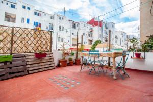 un patio con mesa, sillas y edificios en Apartamento Ruzafa Centro II, en Valencia