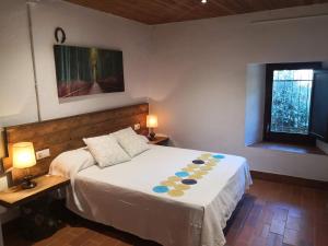 Katil atau katil-katil dalam bilik di El moli del montseny