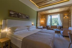 Postel nebo postele na pokoji v ubytování Gorski Hotel & Spa