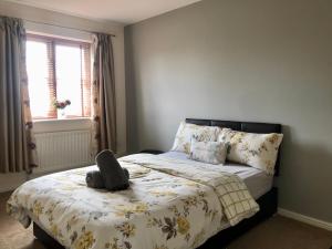 una camera da letto con un letto e un animale di peluche di Kettering Leisure Holiday Home a Kettering