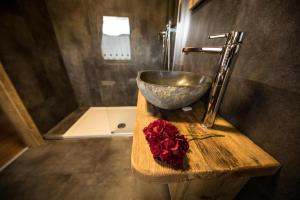y baño con lavabo en un mostrador de madera. en Chalet Saint-Barthélemy Hotel en Nus