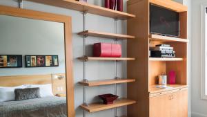 Postel nebo postele na pokoji v ubytování Charlesmark Hotel