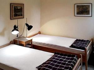 um quarto com duas camas e um candeeiro em 6 person holiday home in LOFTAHAMMAR em Loftahammar