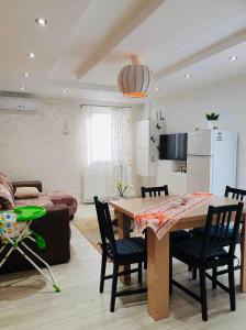 een keuken en een woonkamer met een tafel en stoelen bij Apartament Manu in Mamaia Nord – Năvodari