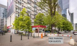ulica miejska z bezpłatnym parkingiem dla gości w obiekcie Apartment Strict Warsaw Center - Metro,Free Parking w Warszawie